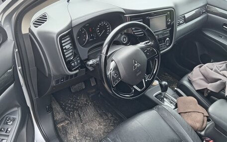 Mitsubishi Outlander III рестайлинг 3, 2015 год, 1 700 000 рублей, 5 фотография