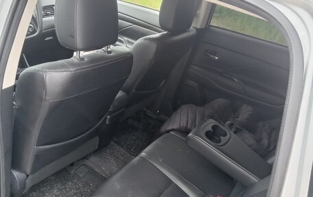 Mitsubishi Outlander III рестайлинг 3, 2015 год, 1 700 000 рублей, 4 фотография
