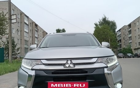 Mitsubishi Outlander III рестайлинг 3, 2015 год, 1 700 000 рублей, 2 фотография