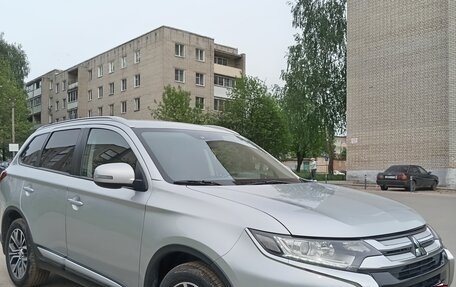 Mitsubishi Outlander III рестайлинг 3, 2015 год, 1 700 000 рублей, 8 фотография