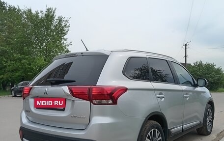 Mitsubishi Outlander III рестайлинг 3, 2015 год, 1 700 000 рублей, 7 фотография