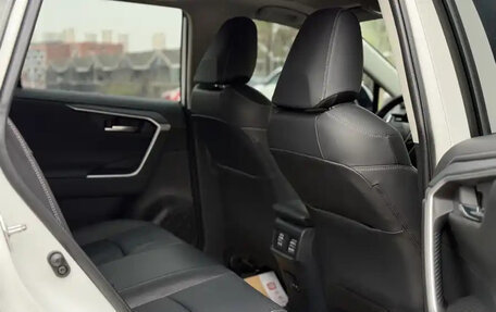 Toyota RAV4, 2022 год, 2 700 000 рублей, 10 фотография
