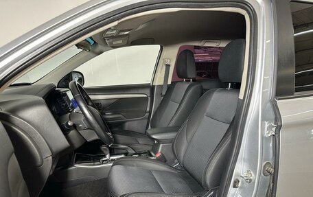 Mitsubishi Outlander III рестайлинг 3, 2017 год, 1 760 000 рублей, 10 фотография