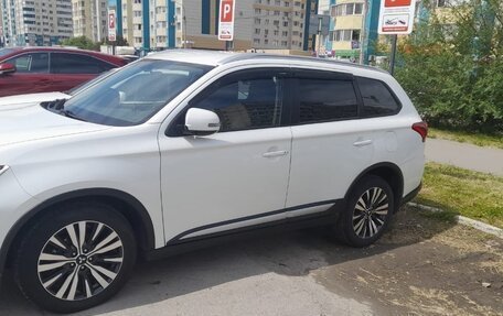 Mitsubishi Outlander III рестайлинг 3, 2019 год, 2 140 000 рублей, 2 фотография