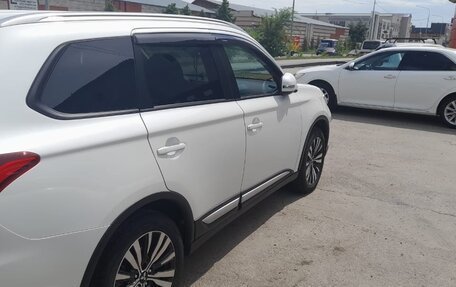 Mitsubishi Outlander III рестайлинг 3, 2019 год, 2 140 000 рублей, 5 фотография