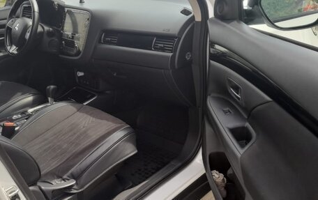 Mitsubishi Outlander III рестайлинг 3, 2019 год, 2 140 000 рублей, 6 фотография