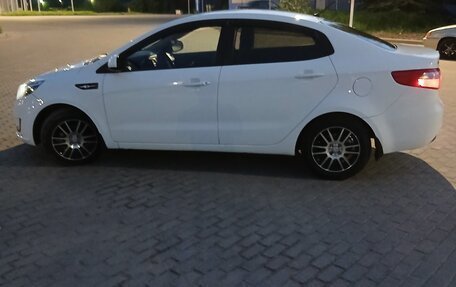 KIA Rio III рестайлинг, 2013 год, 850 000 рублей, 23 фотография