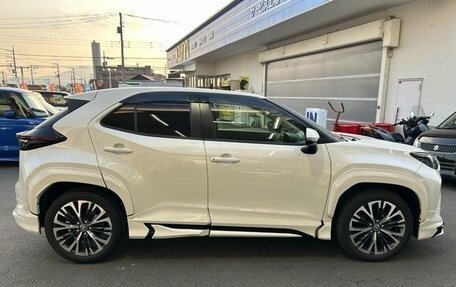 Toyota Yaris Cross, 2022 год, 1 600 000 рублей, 8 фотография