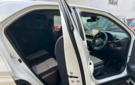 Toyota Yaris Cross, 2022 год, 1 600 000 рублей, 14 фотография