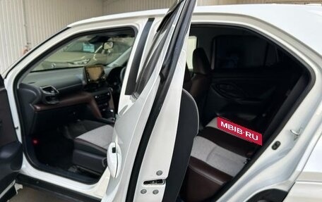 Toyota Yaris Cross, 2022 год, 1 600 000 рублей, 19 фотография