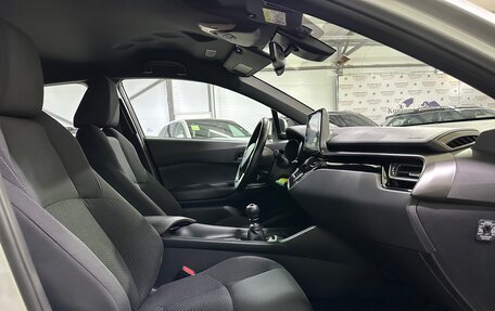 Toyota C-HR I рестайлинг, 2017 год, 2 000 000 рублей, 28 фотография