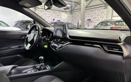 Toyota C-HR I рестайлинг, 2017 год, 2 000 000 рублей, 29 фотография