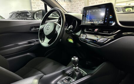Toyota C-HR I рестайлинг, 2017 год, 2 000 000 рублей, 30 фотография
