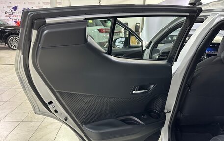 Toyota C-HR I рестайлинг, 2017 год, 2 000 000 рублей, 39 фотография