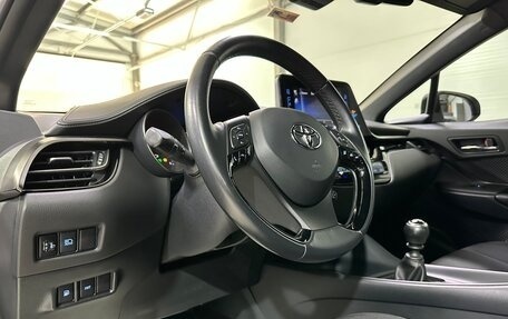 Toyota C-HR I рестайлинг, 2017 год, 2 000 000 рублей, 26 фотография