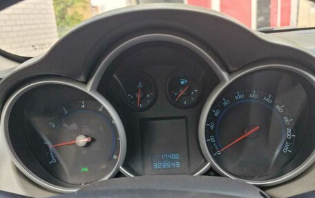 Chevrolet Cruze II, 2010 год, 700 000 рублей, 18 фотография
