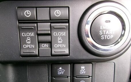 Toyota Roomy I, 2022 год, 902 000 рублей, 21 фотография