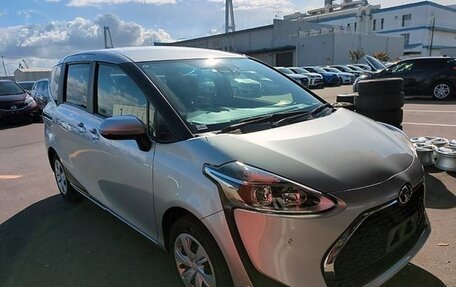 Toyota Sienta II, 2022 год, 1 500 000 рублей, 2 фотография