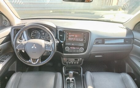 Mitsubishi Outlander III рестайлинг 3, 2018 год, 1 987 000 рублей, 4 фотография