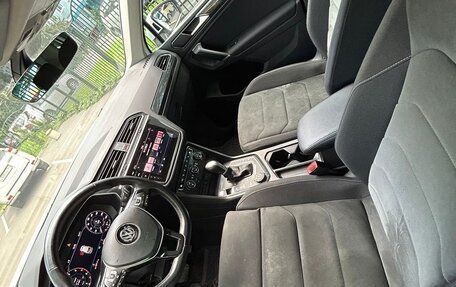 Volkswagen Tiguan II, 2018 год, 3 600 000 рублей, 10 фотография