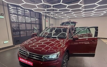 Volkswagen Tiguan II, 2018 год, 2 500 000 рублей, 3 фотография