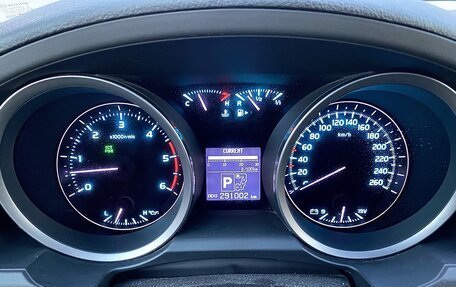 Toyota Land Cruiser 200, 2011 год, 2 440 000 рублей, 12 фотография