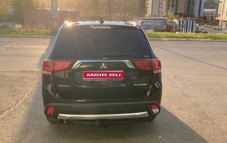 Mitsubishi Outlander III рестайлинг 3, 2018 год, 2 300 000 рублей, 4 фотография