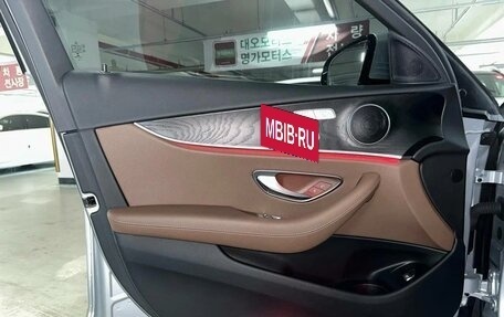 Mercedes-Benz E-Класс, 2022 год, 3 600 000 рублей, 5 фотография