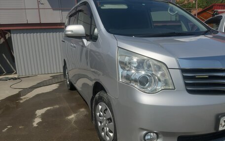 Toyota Noah III, 2011 год, 1 570 000 рублей, 6 фотография