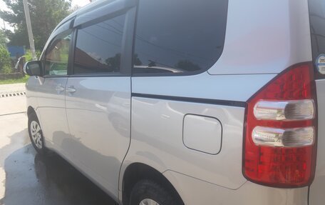 Toyota Noah III, 2011 год, 1 570 000 рублей, 5 фотография
