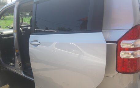Toyota Noah III, 2011 год, 1 570 000 рублей, 4 фотография