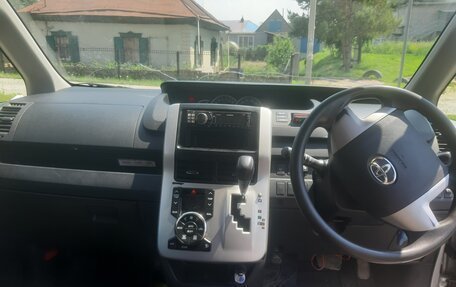 Toyota Noah III, 2011 год, 1 570 000 рублей, 2 фотография