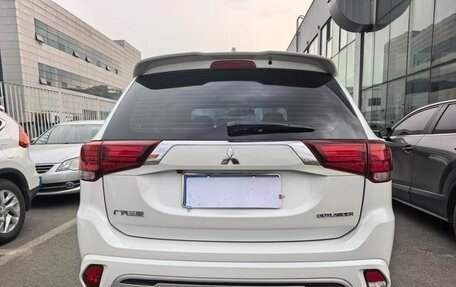 Mitsubishi Outlander III рестайлинг 3, 2021 год, 1 790 200 рублей, 5 фотография
