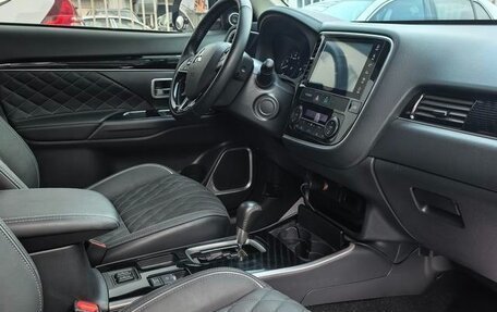 Mitsubishi Outlander III рестайлинг 3, 2021 год, 1 790 200 рублей, 7 фотография