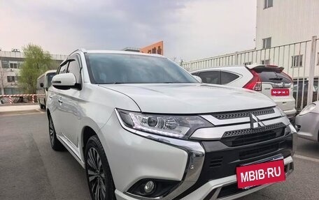 Mitsubishi Outlander III рестайлинг 3, 2021 год, 1 790 200 рублей, 3 фотография