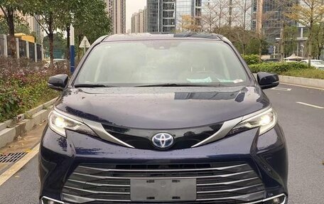 Toyota Sienna, 2021 год, 2 650 500 рублей, 2 фотография