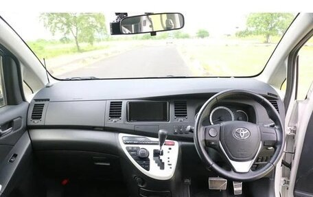 Toyota ISis I, 2011 год, 1 065 000 рублей, 35 фотография