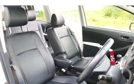 Toyota ISis I, 2011 год, 1 065 000 рублей, 30 фотография