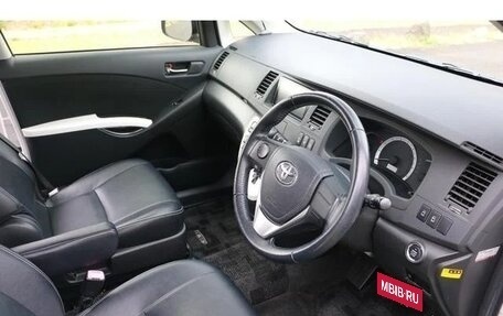 Toyota ISis I, 2011 год, 1 065 000 рублей, 31 фотография