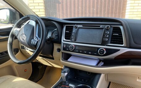 Toyota Highlander III, 2015 год, 2 399 000 рублей, 6 фотография