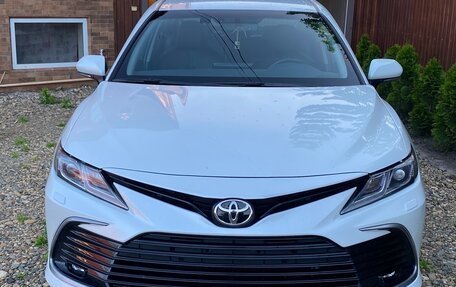 Toyota Camry, 2021 год, 3 450 000 рублей, 2 фотография