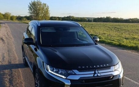 Mitsubishi Outlander III рестайлинг 3, 2022 год, 2 150 000 рублей, 5 фотография