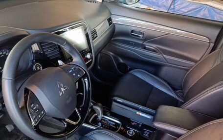 Mitsubishi Outlander III рестайлинг 3, 2022 год, 2 150 000 рублей, 8 фотография
