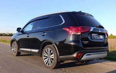 Mitsubishi Outlander III рестайлинг 3, 2022 год, 2 150 000 рублей, 2 фотография