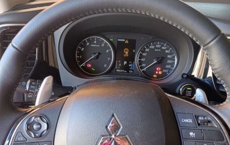 Mitsubishi Outlander III рестайлинг 3, 2022 год, 2 150 000 рублей, 10 фотография