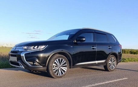 Mitsubishi Outlander III рестайлинг 3, 2022 год, 2 150 000 рублей, 3 фотография