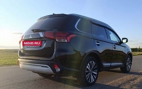 Mitsubishi Outlander III рестайлинг 3, 2022 год, 2 150 000 рублей, 7 фотография