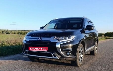 Mitsubishi Outlander III рестайлинг 3, 2022 год, 2 150 000 рублей, 4 фотография