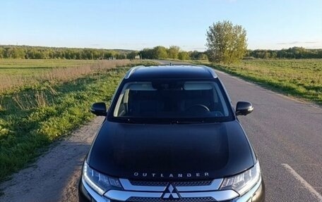 Mitsubishi Outlander III рестайлинг 3, 2022 год, 2 150 000 рублей, 6 фотография