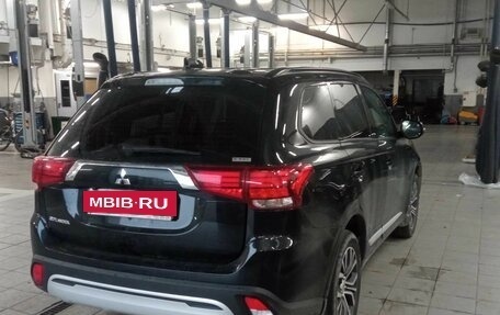 Mitsubishi Outlander III рестайлинг 3, 2022 год, 2 601 000 рублей, 3 фотография